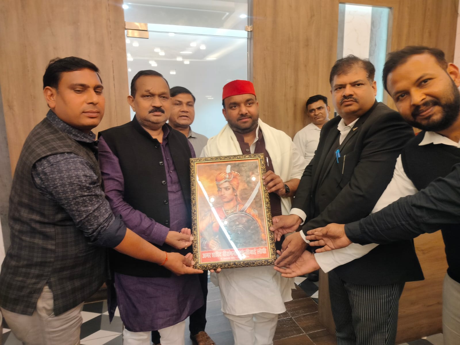 विधायक सपा राहुल लोधी का गिरिराज रेस्टोरेंट वृंदावन आवास विकास सेक्टर 2 में हुआ भव्य स्वागत कार्यक्रम में सपा विधायक राहुल को अमर शहीद वीरांगना अवंती बाई लोधी की तस्वीर भेंट किया 